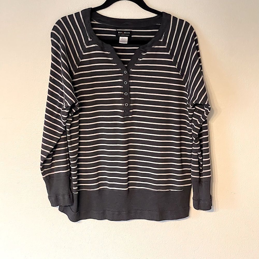 Liz Claiborne (Axcess) Dark Gray and White Long Sleeve Top. Size Large.